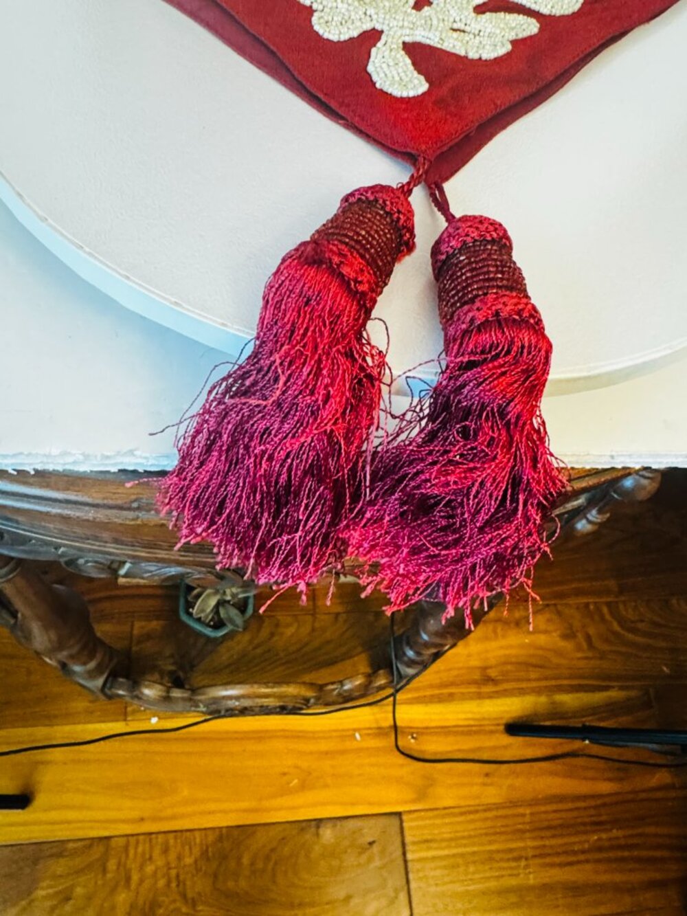 Saro Lifestyle Irena Collection Elegant Red Off-White Table Runner Beaded Embroi - Picture 3 of 16